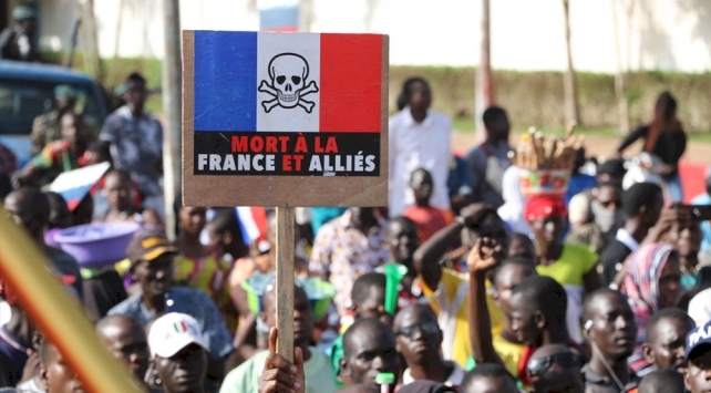 Mali'de Fransa karşıtları sokağa indi