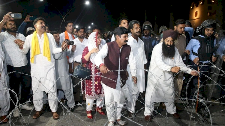 Pakistan'da binlerce Hindu Hindistan'ı protesto etti