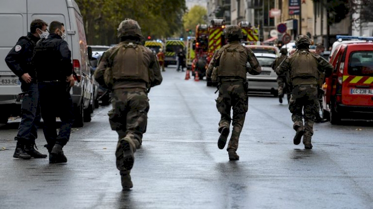 Charlie Hebdo ofisi yakınında bıçaklı saldırı