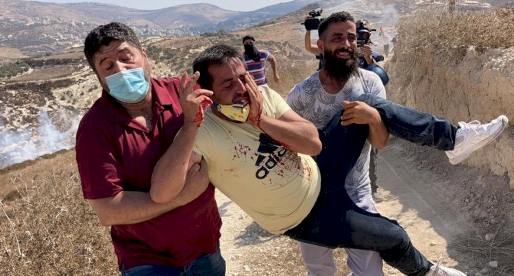 İşgal güçleri gösteri yapan Filistinlilere yine saldırdı