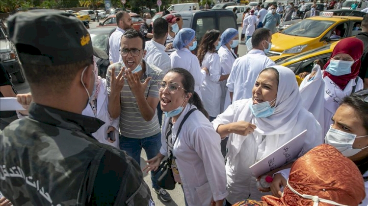 Tunus'ta hemşireler Kovid-19 nedeniyle kötüleşen hastane koşullarını protesto etti