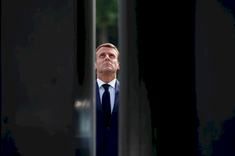 Macron'un İslam'ı hedef alması Fransa'da başörtü karşıtlarını harekete geçirdi