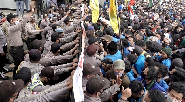 Endonezya’da yeni istihdam paketine karşı gösteriler sürüyor