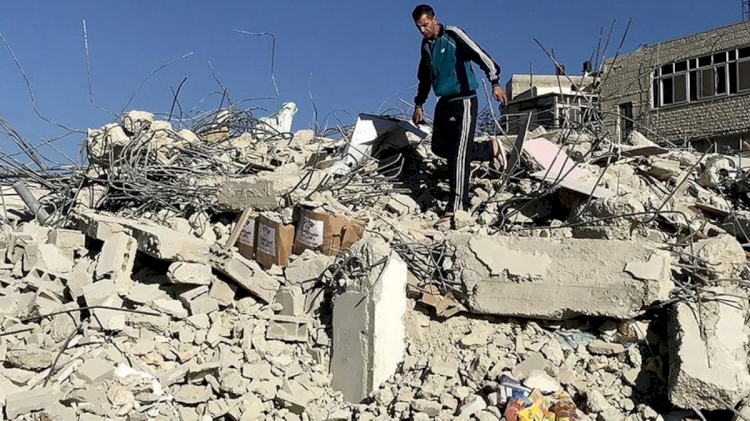 Siyonist rejim, Filistinli aileye evini kendi elleriyle yıktırdı