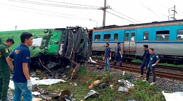 Tayland'da tren, otobüse çarptı: 17 ölü