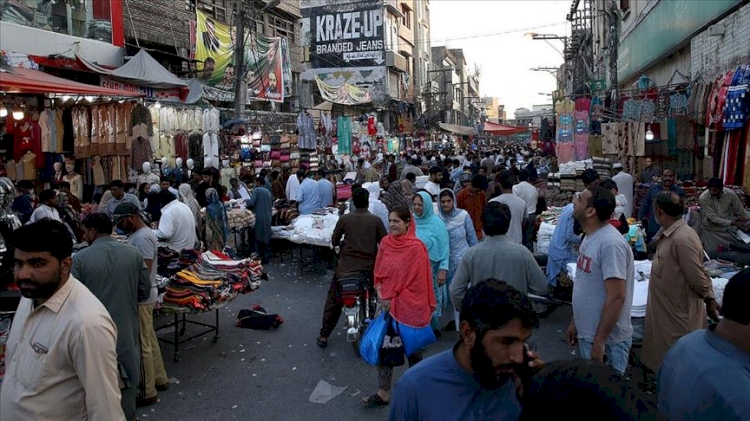 Pakistan'da halkın çoğunluğu Kovid-19 önlemlerine ilgisiz