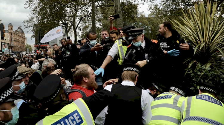 Londra'da Kovid-19 önlemlerine karşı yürüyüş düzenlendi