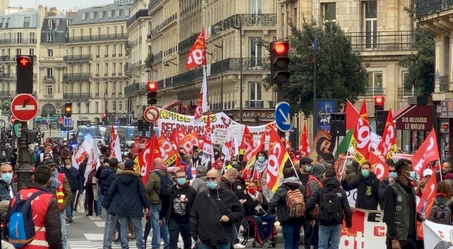 İşçi sendikaları ve göçmenler Macron hükümetini protesto etti