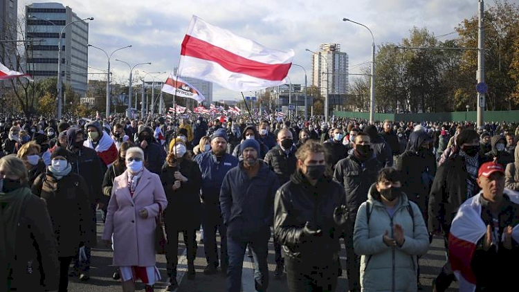 Müdahale tehdidine rağmen Belarus'ta on binler sokağa çıktı