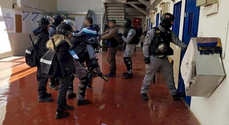 İşgalci İsrail açlık grevindeki 60 Filistinliyi tek kişilik hücrelere naklediyor
