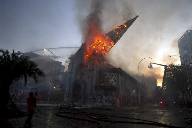 Şili'de protestocular kiliseyi yağmalayıp ateşe verdi