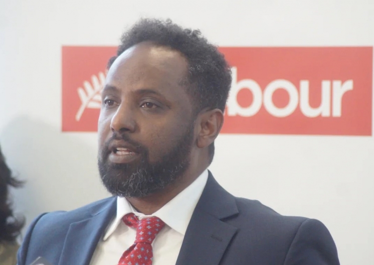Eritreli mülteci Ömer, temizlikçi olarak geldiği Yeni Zelanda'da milletvekili oldu