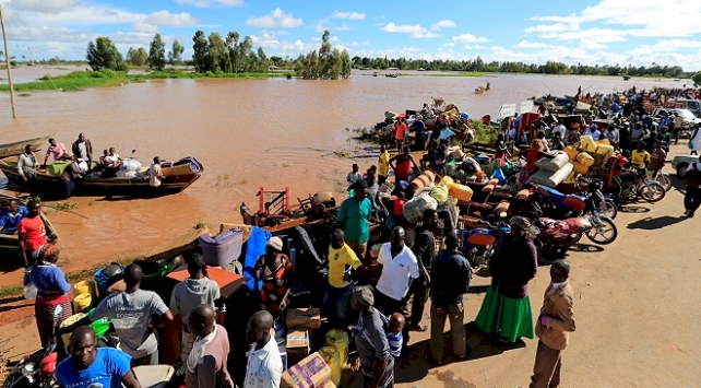 Kenya'da seller 20 bin kişiyi yerinden etti