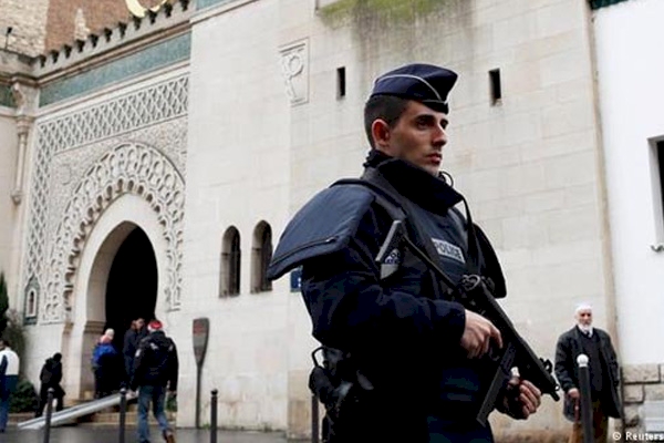 Fransa 50'den fazla İslami kurumu hedef tahtasına koydu