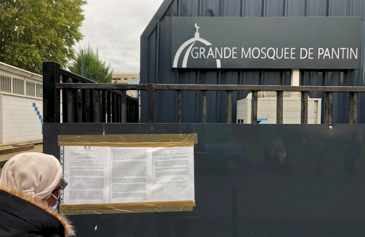 Fransa’da kapatılan Pantin camisinin duvarlarına İslam karşıtı yazı yazan 2 kişiye gözaltı