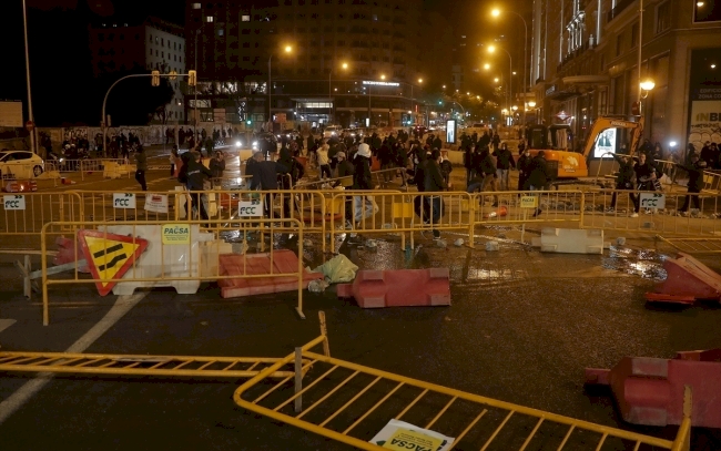 İspanya'da tedbirlere karşı protestolarda sokaklar savaş alanına döndü