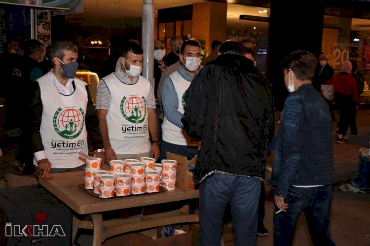 Avrupa Yetim Eli İzmir'de deprem bölgesinde sıcak çorba ikramına devam ediyor