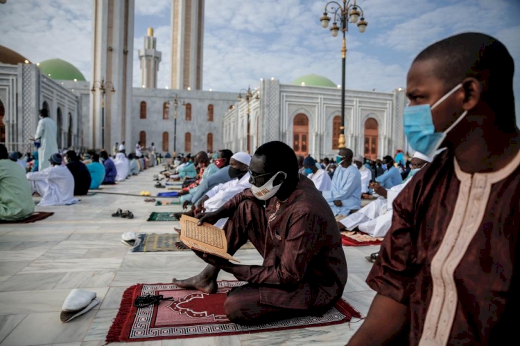 Senegal'den yükselen ses:  Bugün İslam'a yapılan bu saldırıyı kabul edersek yarın dozu daha da artırırlar