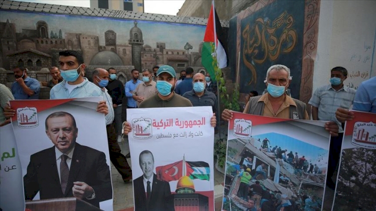 Gazzeliler, İzmir depremi dolayısıyla Türkiye'yle dayanışma gösterisi düzenledi