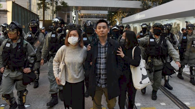 Hong Kong'da demokrasi yanlısı milletvekilleri toplu istifa edeceklerini açıkladı