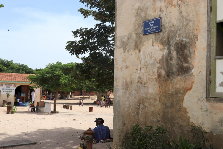 Köle adası Goree'de sömürgecilere ait izlerin akıbeti tartışılıyor