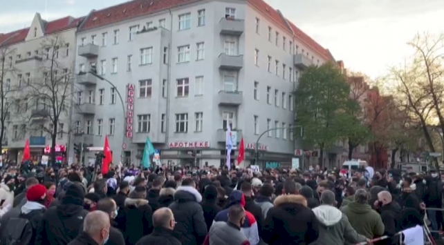 Kur’an yakmak isteyen Danimarkalı ırkçı siyasetçi Berlin’de protesto edildi