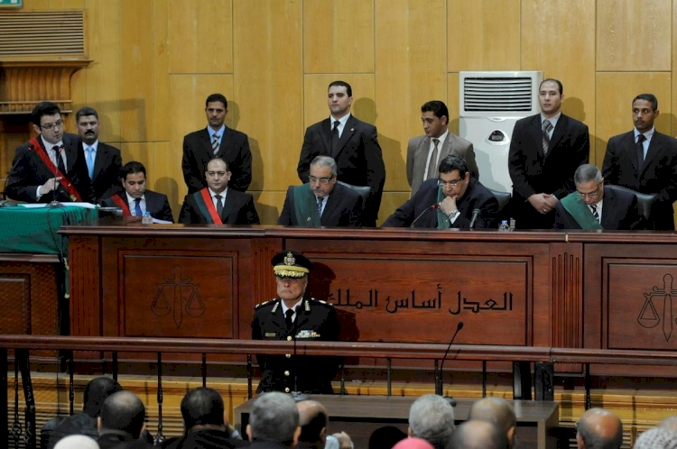 Mısır'da cunta mahkemesi yasaklara doymuyor
