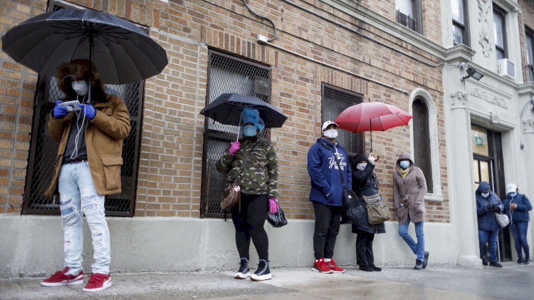 Zengin New Yorklular, Kovid-19 testi kuyruğunda kendileri için bekleyecek insanlar tutuyor