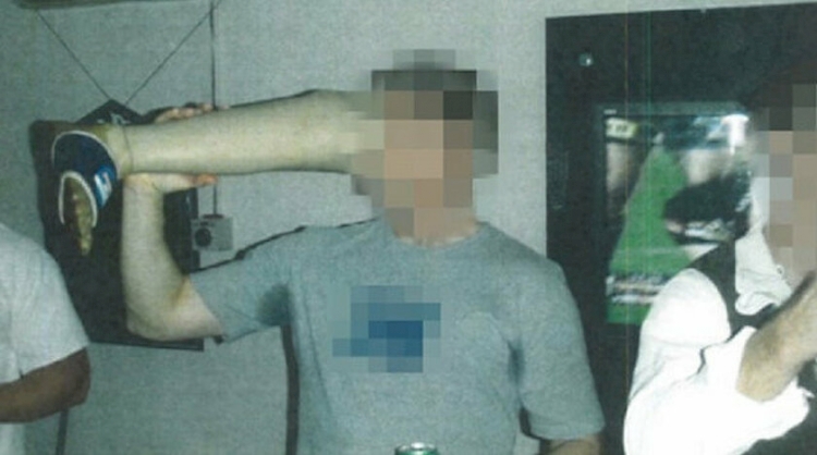 Katlettikleri Taliban üyesinin protez bacağında bira içmişler