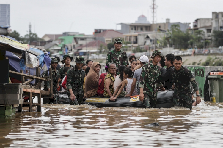 Endonezya’yı sel vurdu: 1463 ev su altında kaldı