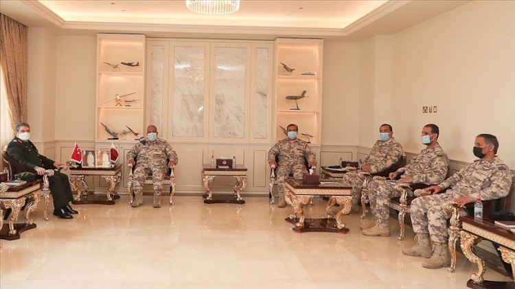 Katar ve Türkiyeli yetkililer askeri iş birliğini geliştirmeyi görüştü