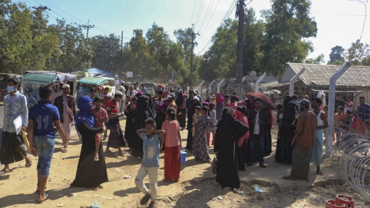 Arakanlı göçmenlere insanlık dışı muamele: Adaya bıraktılar