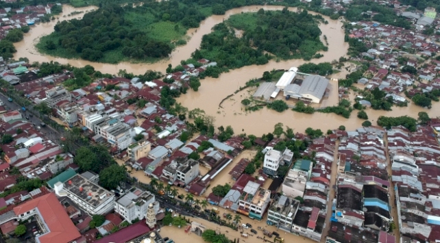 Endonezya'yı sel vurdu: 17 bin ev su altında