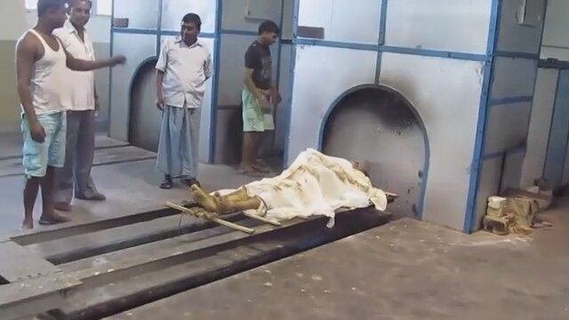 Sri Lanka'da Müslümanlar, Kovid-19 kurbanlarının cenazelerinin yakılması zorunluluğunu protesto etti