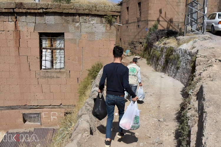 Umut Kervanı Bitlis'te 200 aileye yardımda bulundu