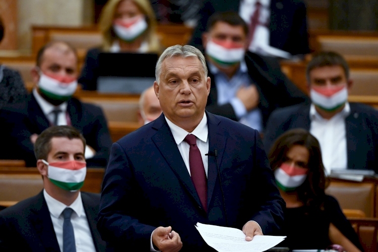 Macaristan'da eşcinsellerin evlat edinmesi yasaklandı