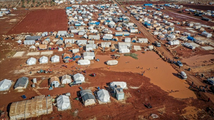 Suriye'deki sert yağış mültecilerin hayatını zorlaştırıyor