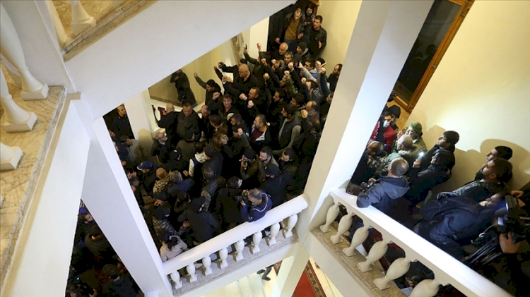 Ermenistan’da protestocular Başbakanlık binasını kuşattı