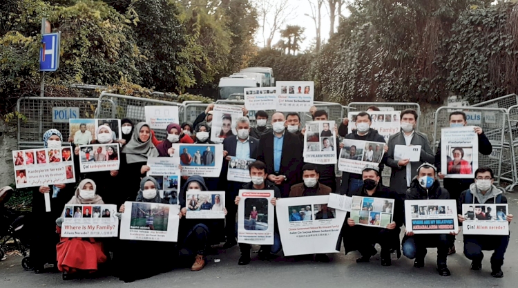 HÜDA PAR'dan Çin konsolosluğu önünde nöbet tutan Doğu Türkistanlılara ziyaret