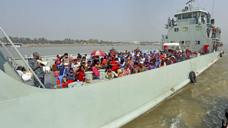 Bangladeş Arakanlı göçmenlerin ikinci grubunu 'güvensiz' adaya taşıyor