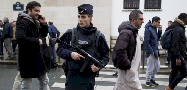 Fransa'da insanların siyasi ve dini görüşlerine göre fişlenmesi yasallaştı