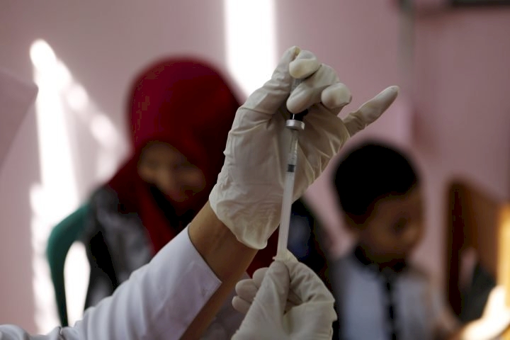 Endonezya'da Kovid-19 aşısı için Ulema Konseyi'nden fetva bekleniyor