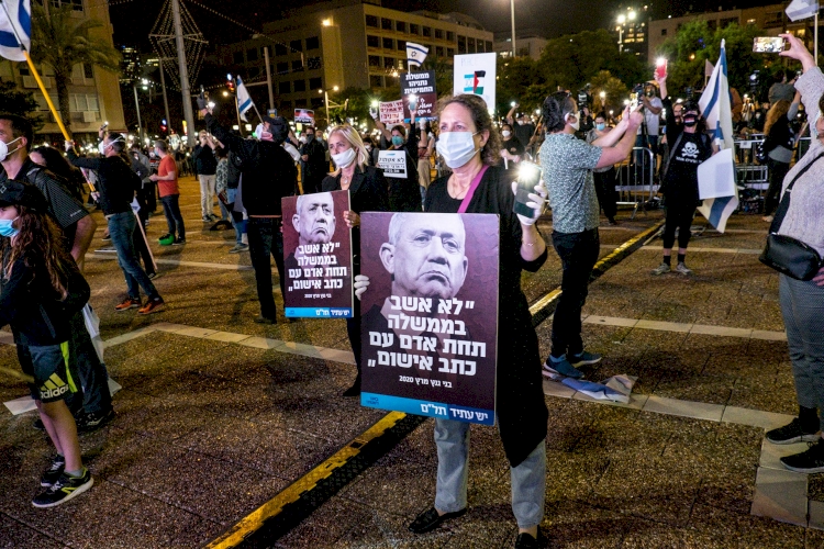 Siyonist rejimde sıkılaştırılmış karantinaya rağmen Netanyahu karşıtı protestoya binlerce kişi katıldı