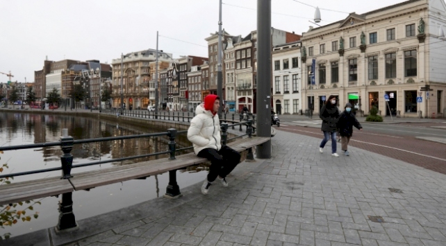 Hollanda’da kısıtlamalar 9 Şubat’a kadar uzatıldı