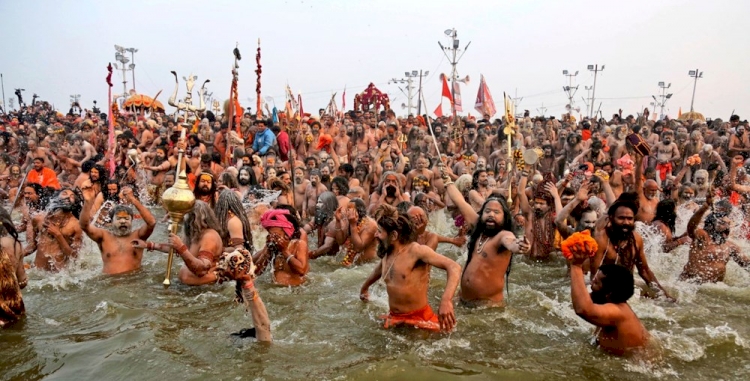 Çoğu maskesiz yüz binlerce Hindu, kutsal gördükleri Ganj Nehri'nde toplandı