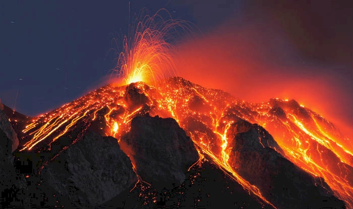 Endonezya'da Merapi Yanardağı son 6 saatte 36 kez lav püskürttü