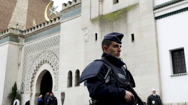 Fransa'nın yeni tasarısı Müslümanların dinlerini yaşamalarını zorlaştıracak