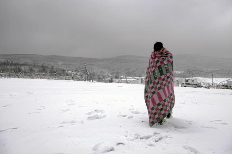 Bosna Hersek'te kalan göçmenler dondurucu soğukta dereye girerek yıkanıyor