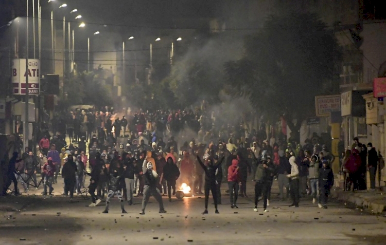 Tunus'ta protestolar sırasında yaklaşık 1000 kişi gözaltına alındı