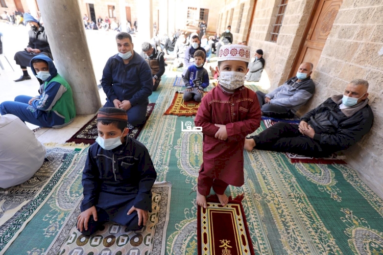 Gazze'de Kovid-19 nedeniyle verilen bir aylık aradan sonra cuma namazı kılındı